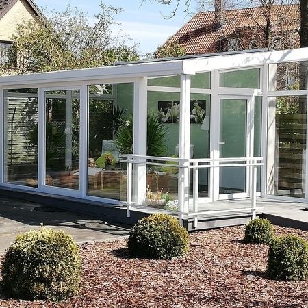 Pultdachwintergarten mit seitlicher Terrassenüberdachung