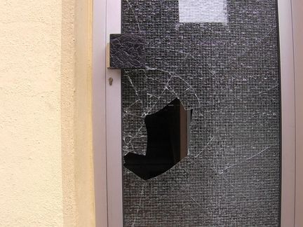 Glastür mit Loch